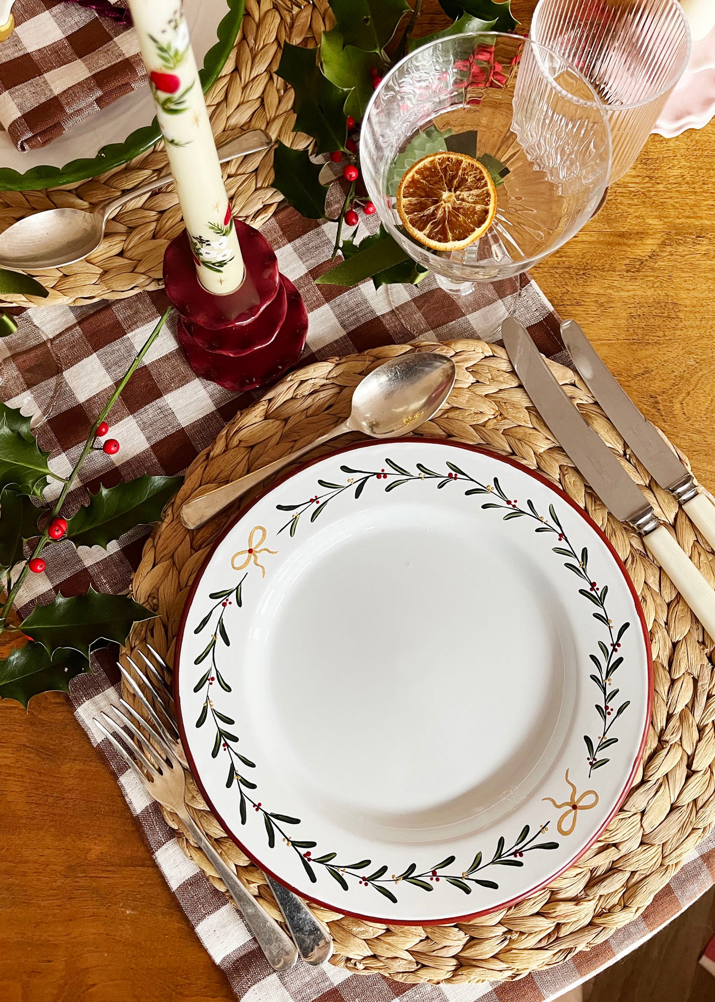 Assiette festive en émail à bord rouge