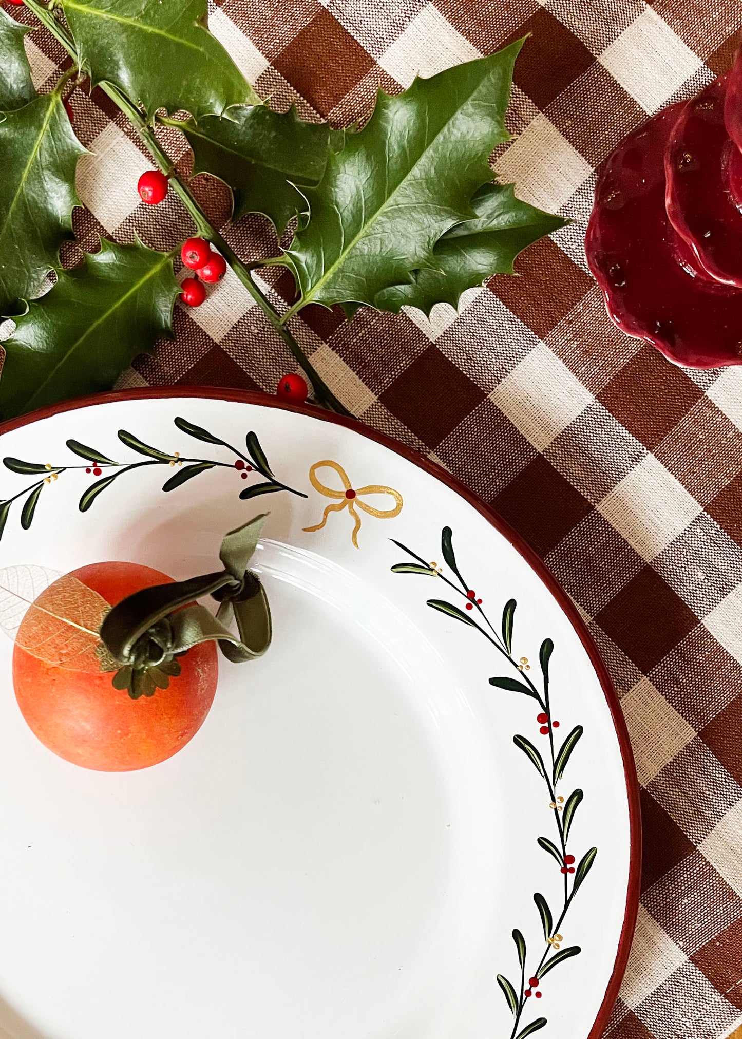 Assiette festive en émail à bord rouge